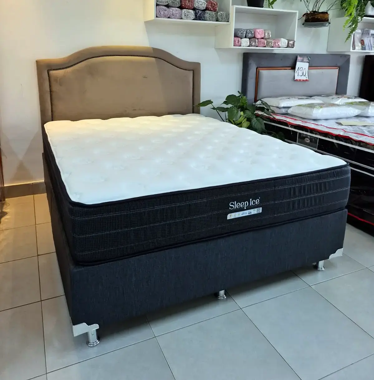Cama box montada na loja